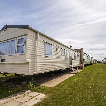 Superb 8 Berth Caravan Near Walton-On-The-Naze In Essex Ref 17175 Eksteriør billede