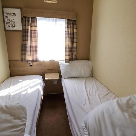 Superb 8 Berth Caravan Near Walton-On-The-Naze In Essex Ref 17175 Eksteriør billede