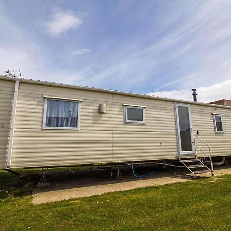 Superb 8 Berth Caravan Near Walton-On-The-Naze In Essex Ref 17175 Eksteriør billede