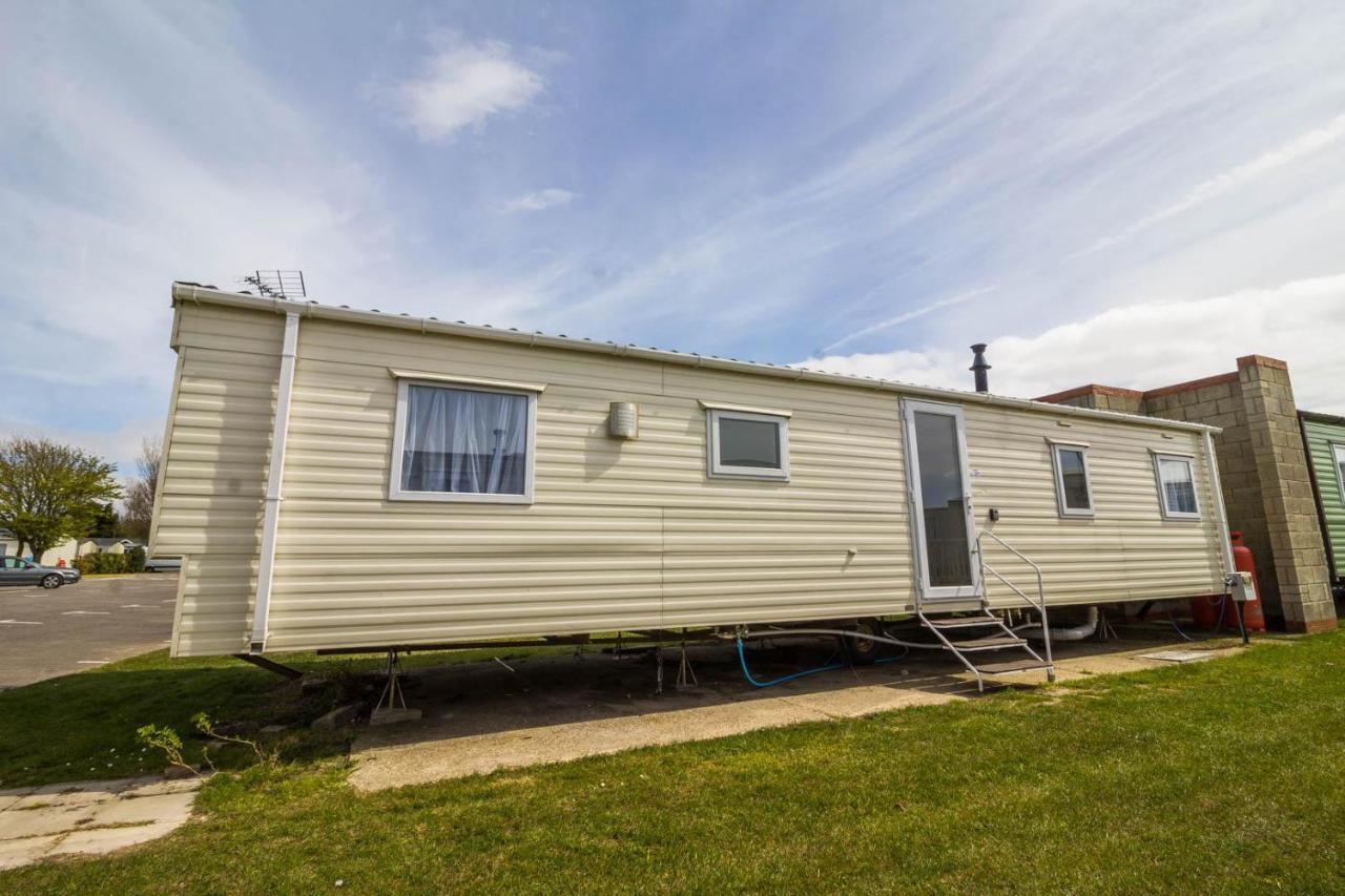 Superb 8 Berth Caravan Near Walton-On-The-Naze In Essex Ref 17175 Eksteriør billede