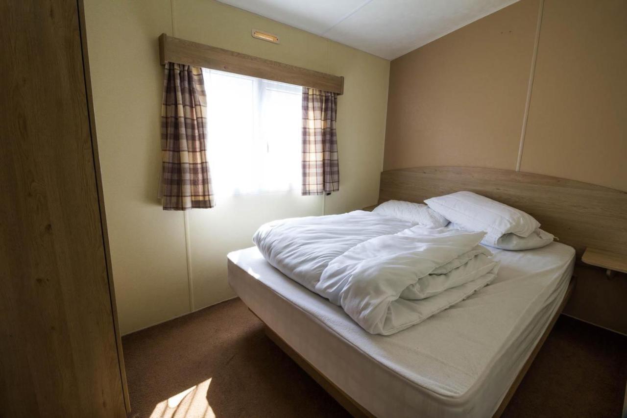 Superb 8 Berth Caravan Near Walton-On-The-Naze In Essex Ref 17175 Eksteriør billede