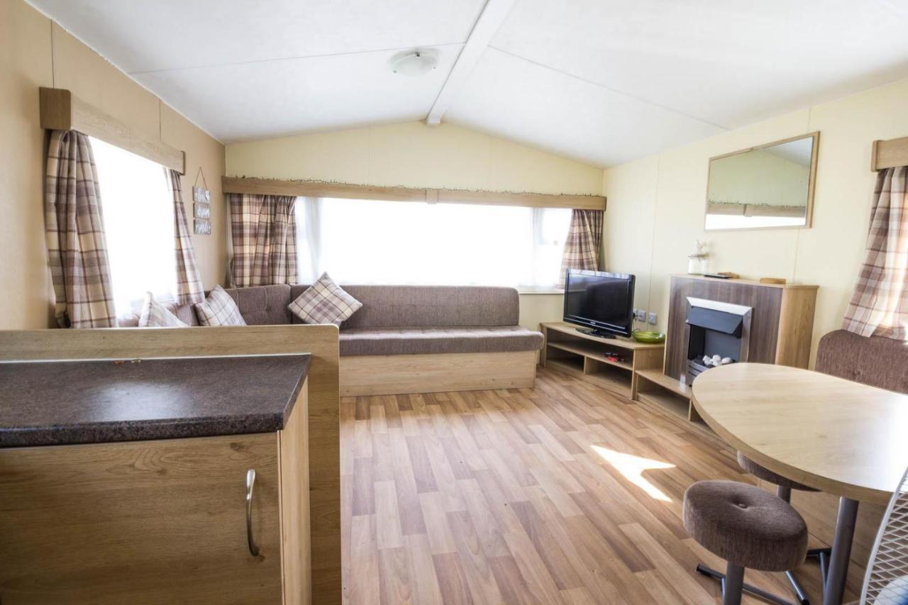 Superb 8 Berth Caravan Near Walton-On-The-Naze In Essex Ref 17175 Eksteriør billede