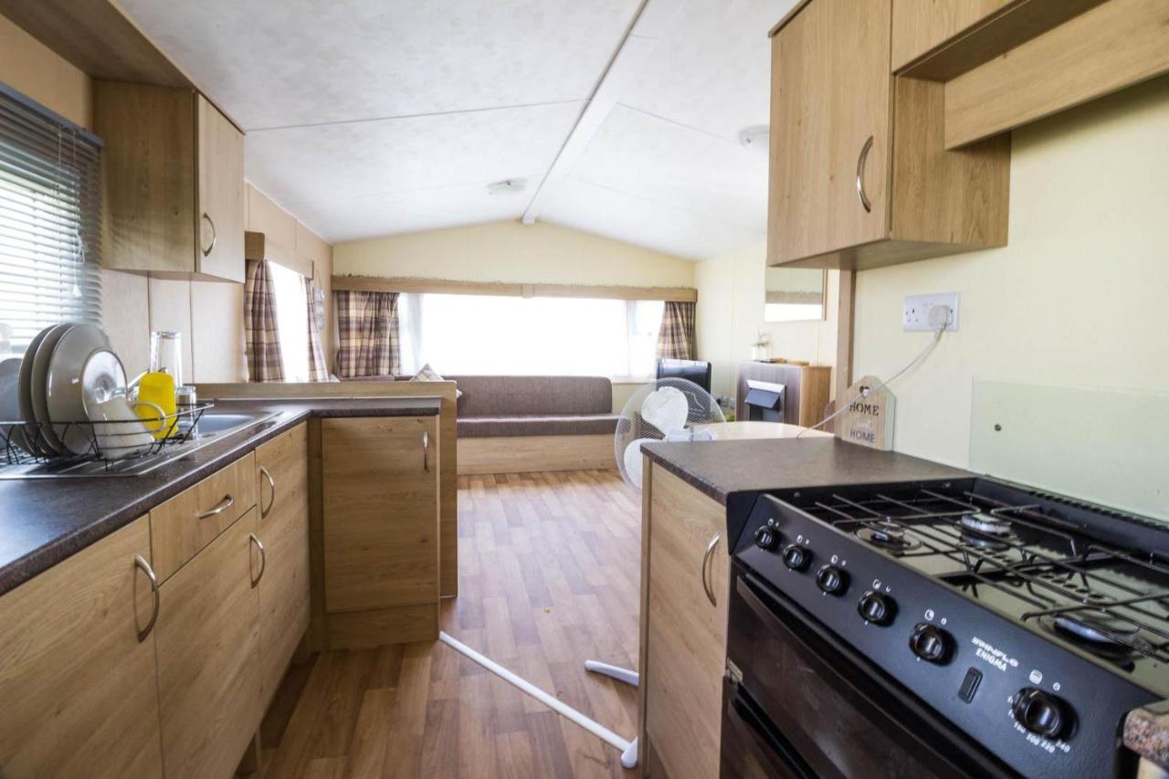 Superb 8 Berth Caravan Near Walton-On-The-Naze In Essex Ref 17175 Eksteriør billede