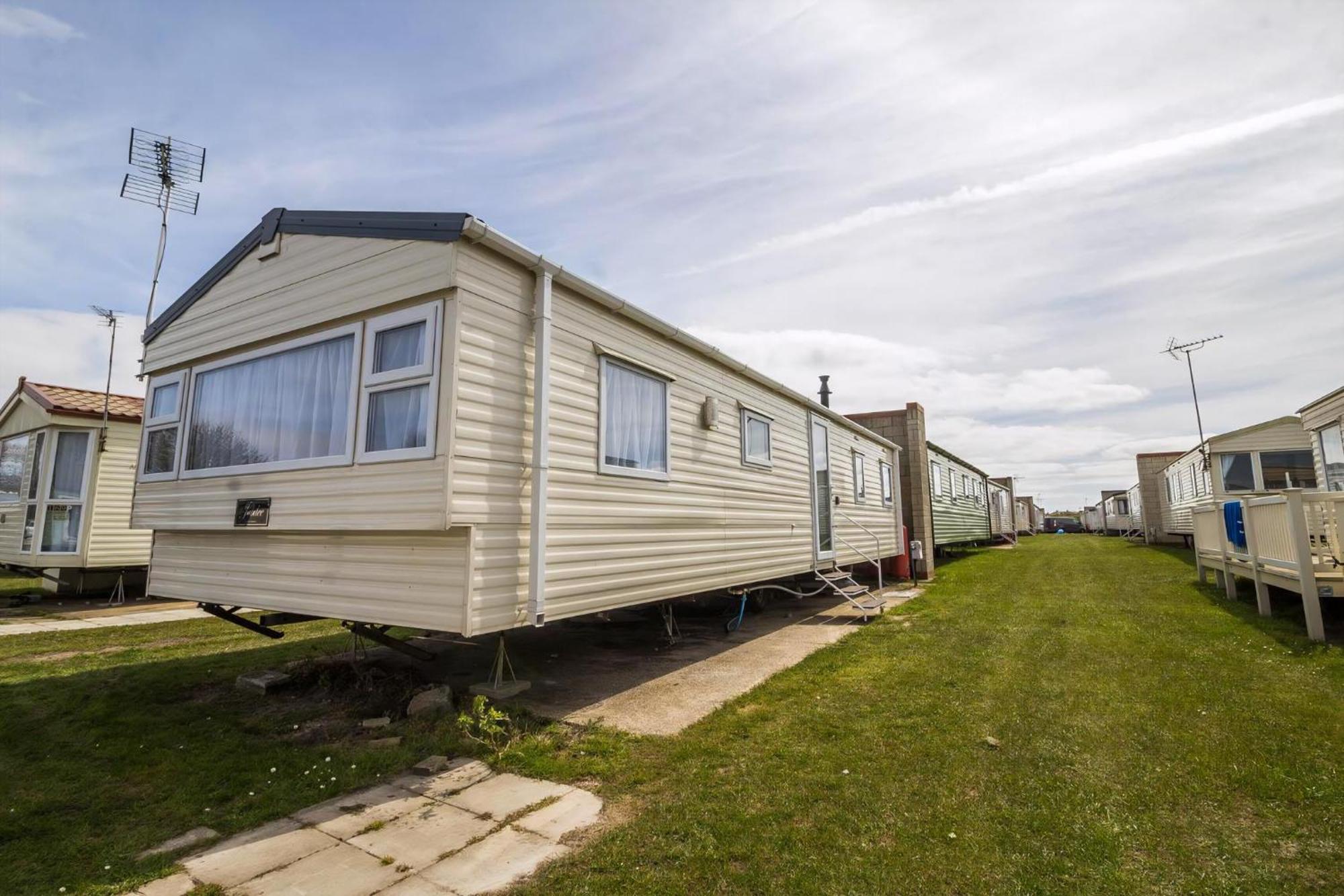 Superb 8 Berth Caravan Near Walton-On-The-Naze In Essex Ref 17175 Eksteriør billede