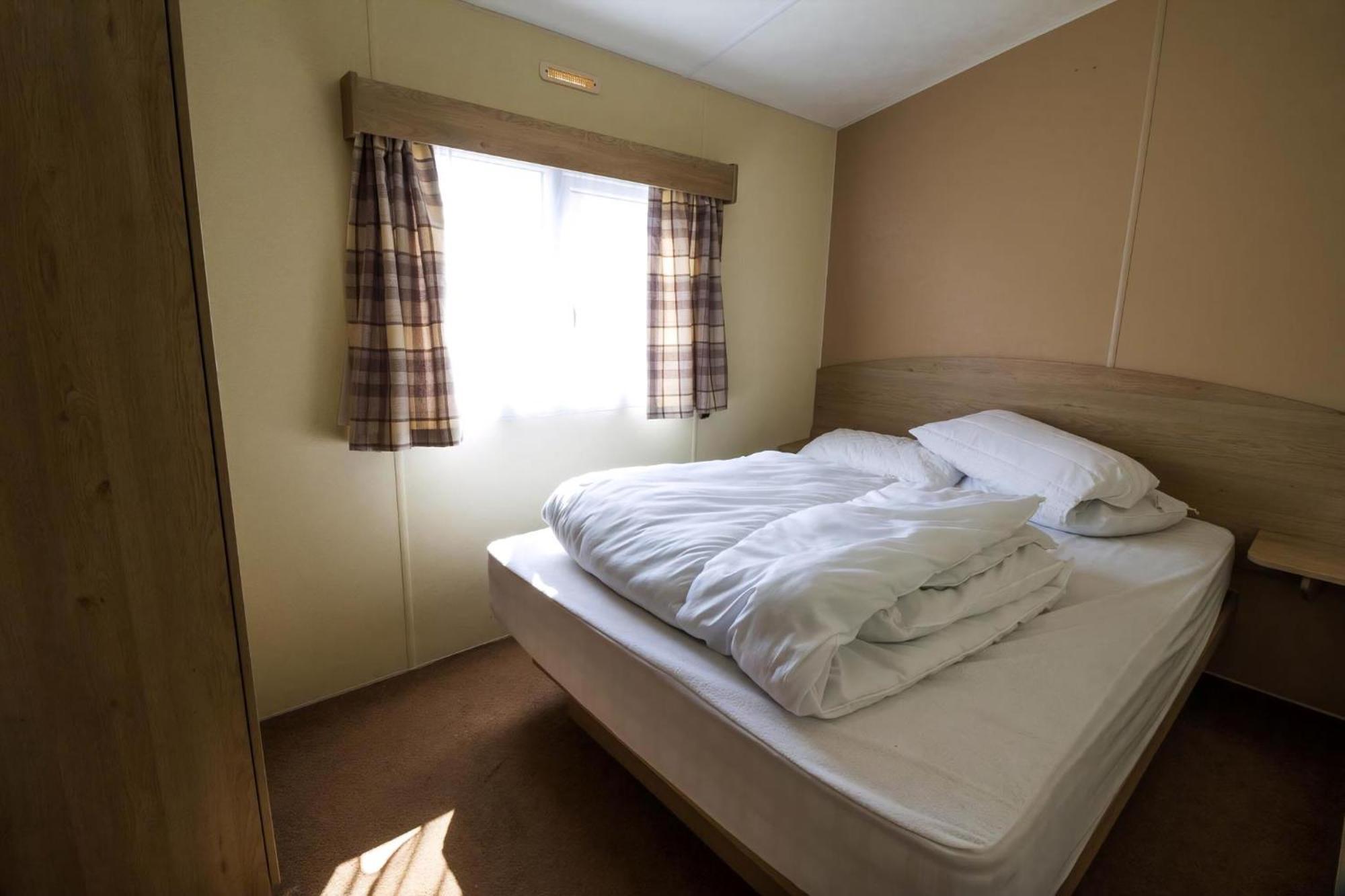 Superb 8 Berth Caravan Near Walton-On-The-Naze In Essex Ref 17175 Eksteriør billede