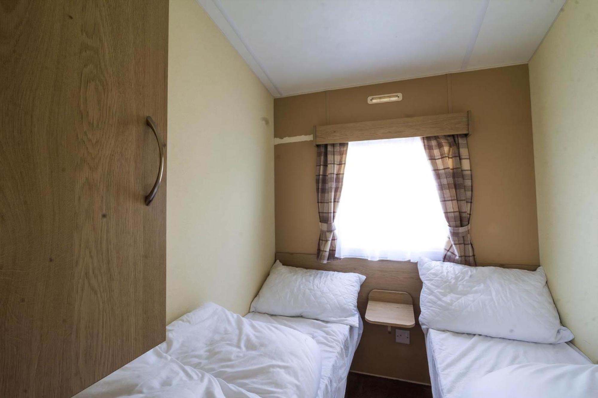 Superb 8 Berth Caravan Near Walton-On-The-Naze In Essex Ref 17175 Eksteriør billede